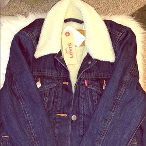 Brand new levi jacket with tags!!😱🙌🏻💙